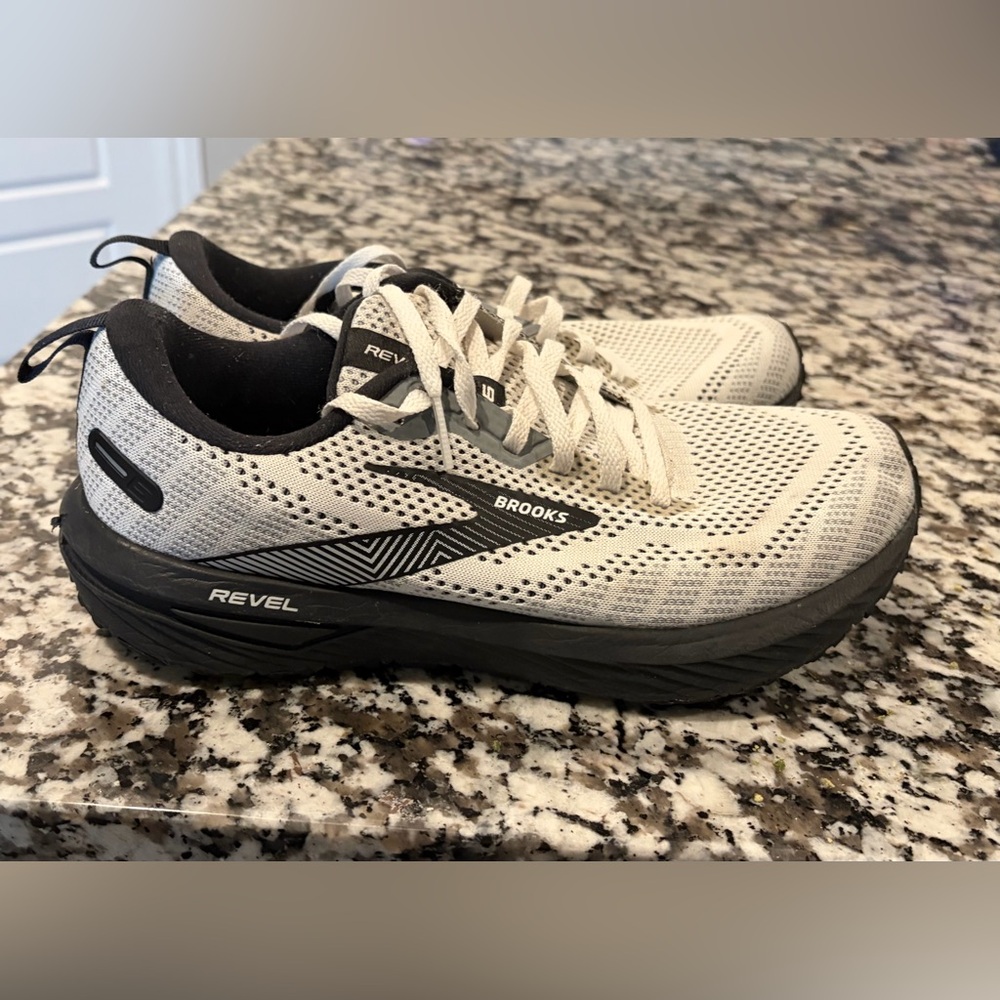 Brooks Revel 6 White/Black Running Shoes Sneakers Womens
